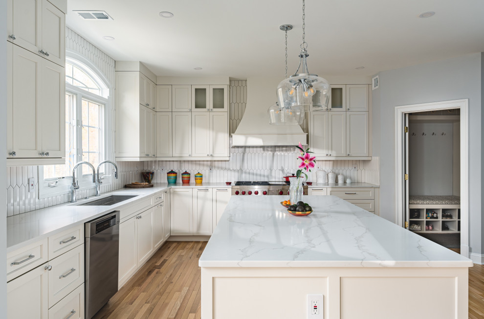 Mittelgroße Klassische Wohnküche mit grauer Wandfarbe, hellem Holzboden und braunem Boden in Washington, D.C.