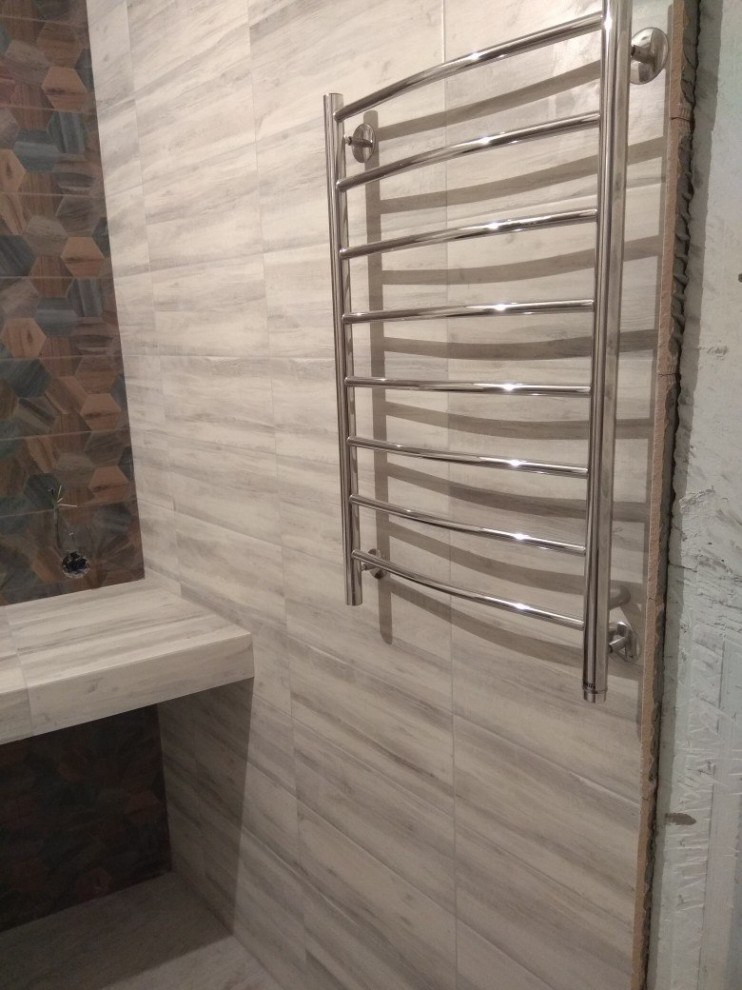 Exempel på ett mellanstort modernt en-suite badrum, med ett hörnbadkar