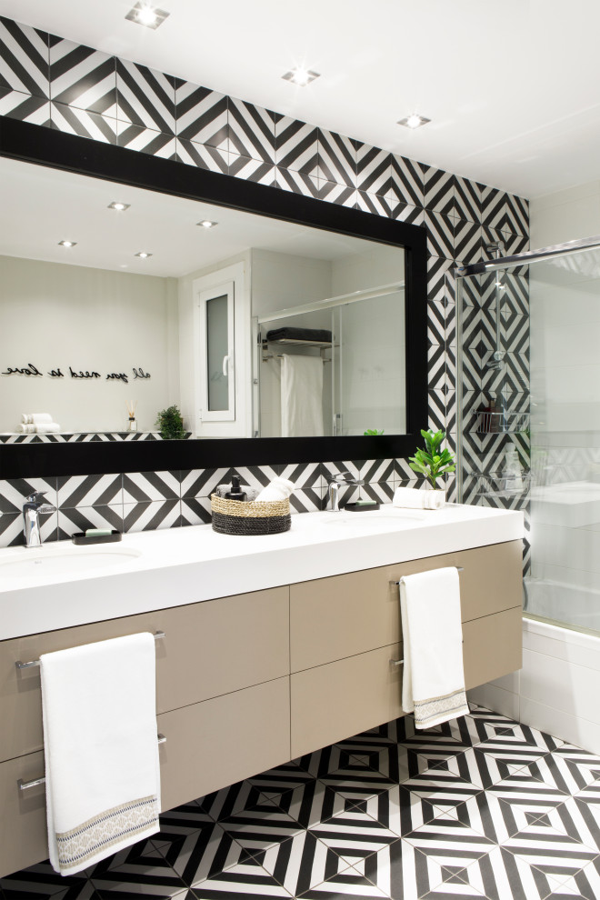 Modernes Badezimmer En Suite mit schwarz-weißen Fliesen, Einbauwaschbecken, weißer Waschtischplatte, Doppelwaschbecken und eingebautem Waschtisch in Barcelona