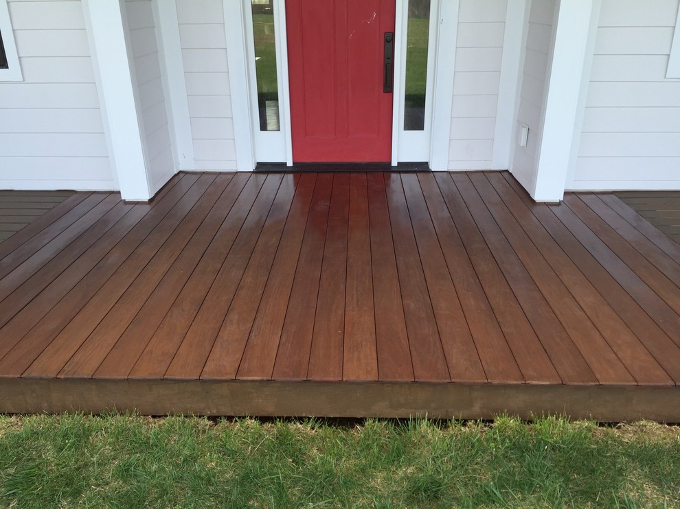 Inspiration for a mid-sized transitional deck remodel in Louisville with a roof extension