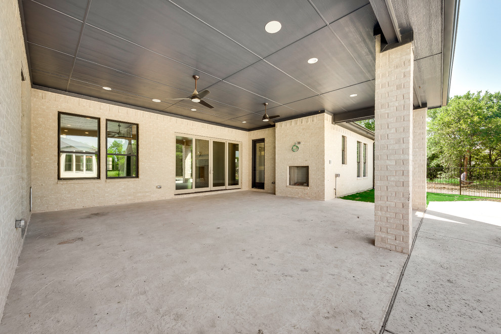 Inspiration for a transitional home design remodel in Dallas