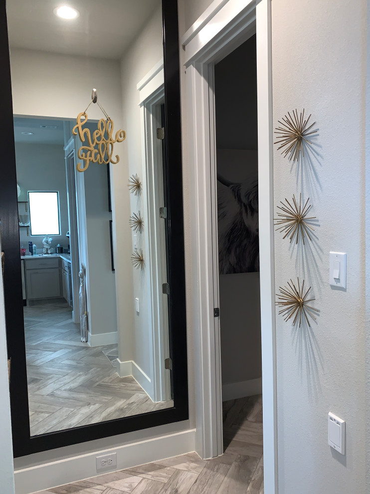 Transitional hallway photo in Austin