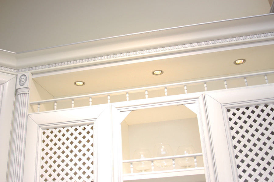 Белая кухня в викторианском стиле (реализованный проект)