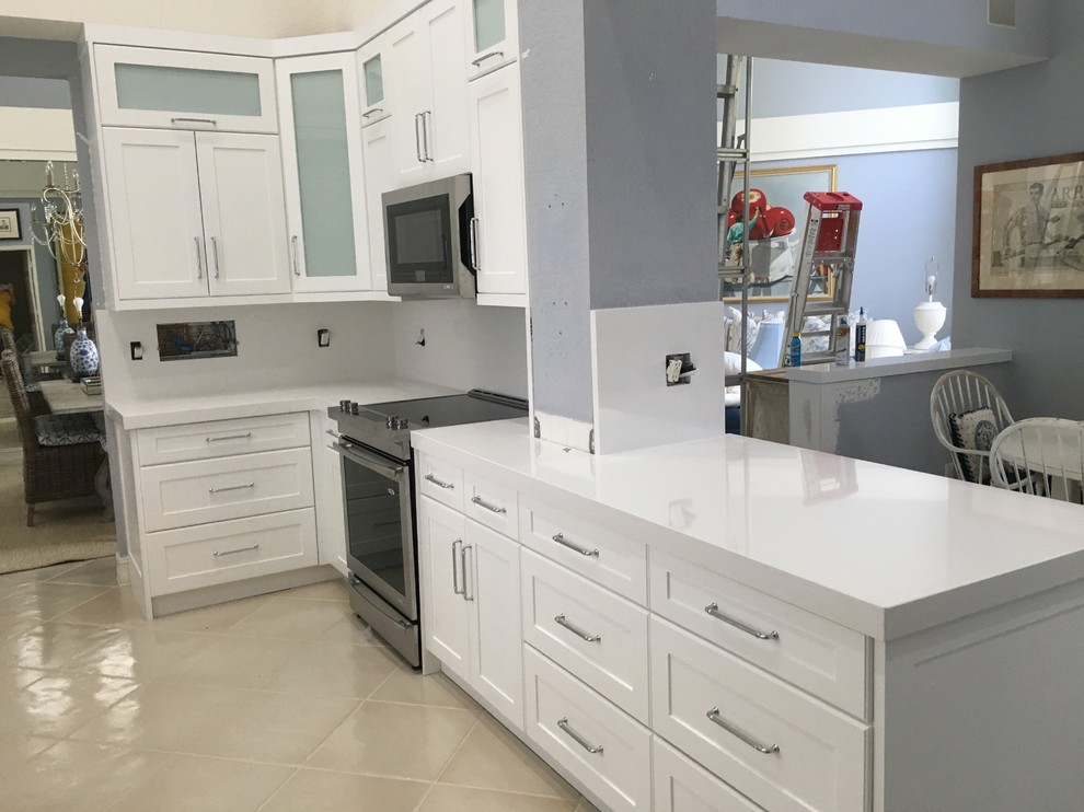 Example of a transitional home design design in Miami