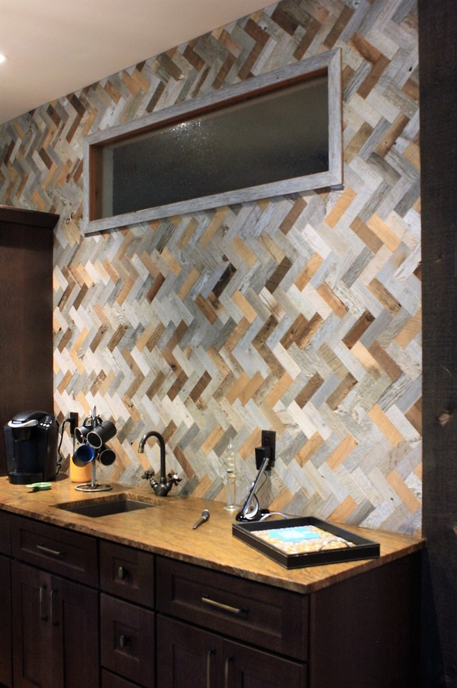 Example of a mid-sized mountain style vinyl floor home bar design with an undermount sink, granite countertops, green backsplash and stone tile backsplash
