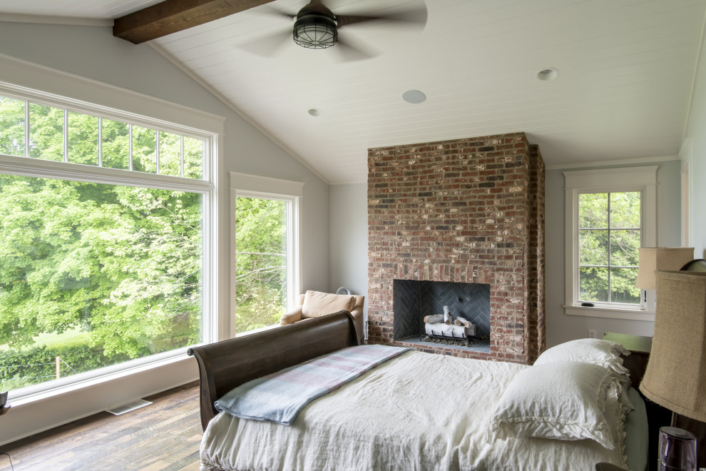 Стильный дизайн: хозяйская спальня в стиле кантри с стандартным камином, фасадом камина из кирпича и сводчатым потолком - последний тренд