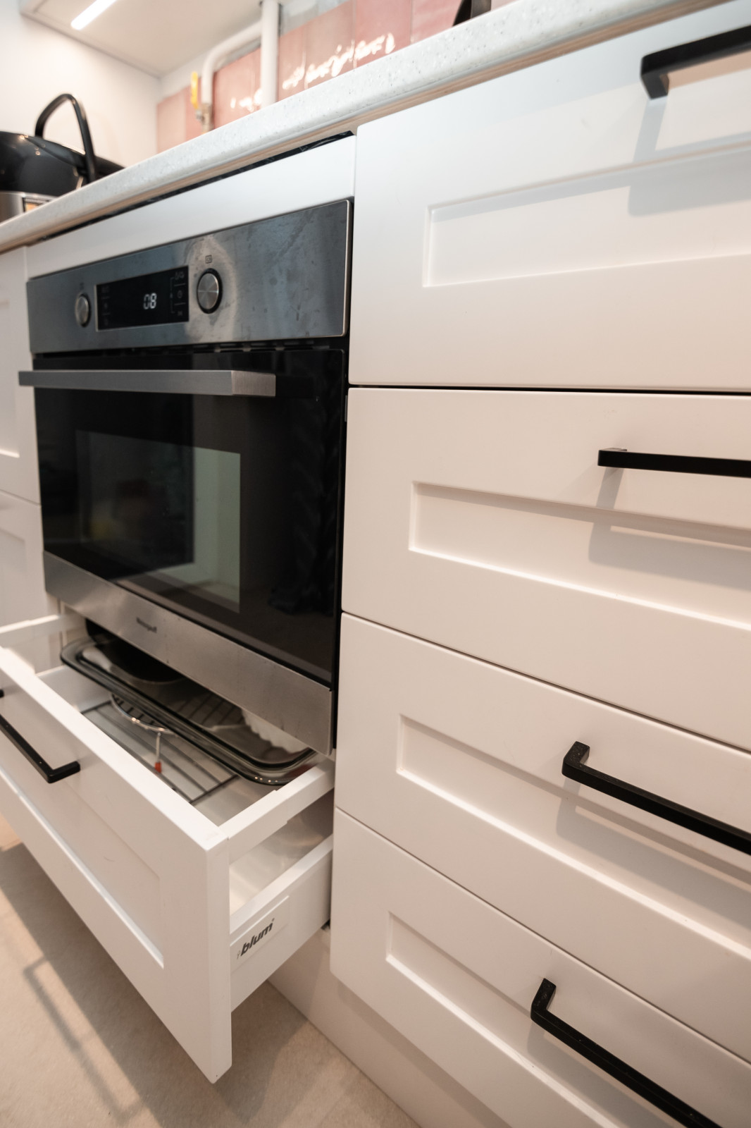 Белая небольшая кухня в стиле неоклассика