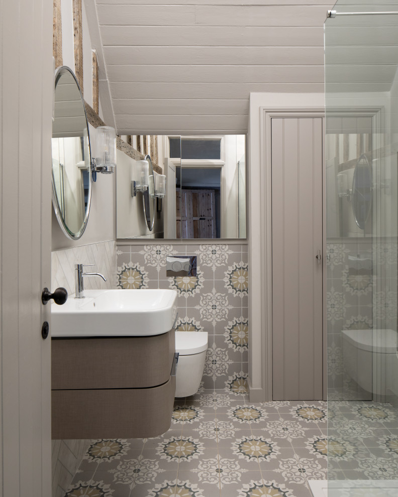 Inredning av ett eklektiskt litet en-suite badrum, med släta luckor, beige skåp, en öppen dusch, en vägghängd toalettstol, grå kakel, porslinskakel, grå väggar, klinkergolv i porslin, ett integrerad handfat, gult golv och med dusch som är öppen