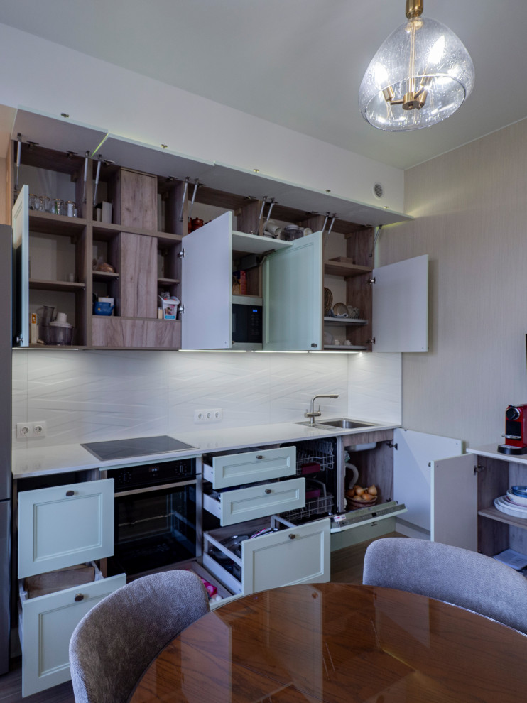 Нежная светло-мятная кухня в стиле неоклассика