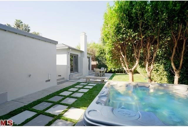 Design ideas for a small contemporary backyard garden in Los Angeles with concrete pavers.