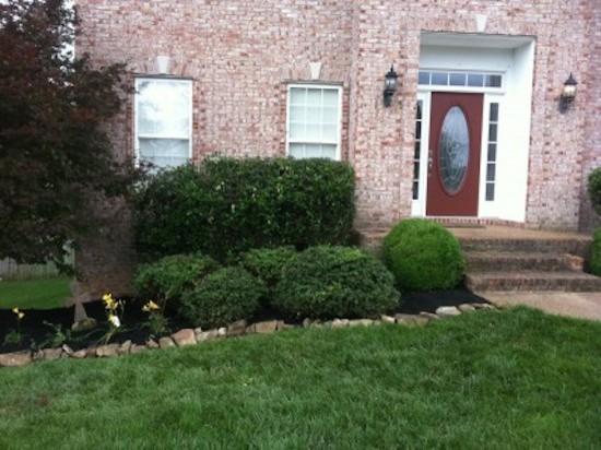 Inspiration for a mid-sized transitional full sun front yard landscaping for spring.