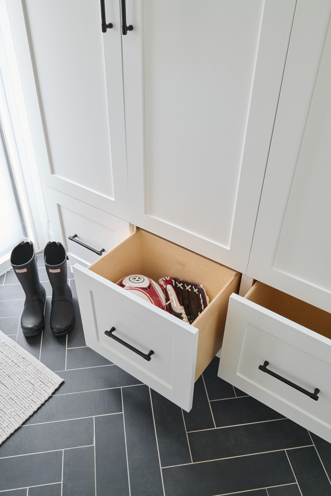 Transitional entryway photo in Toronto