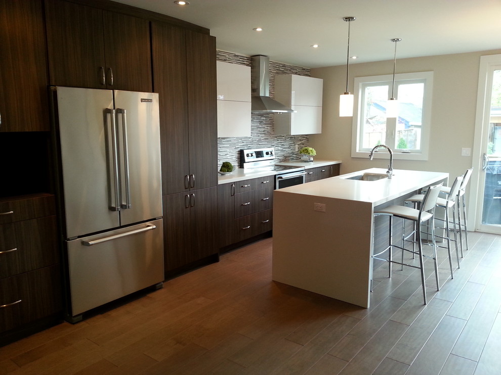 Kitchen - transitional kitchen idea in Toronto