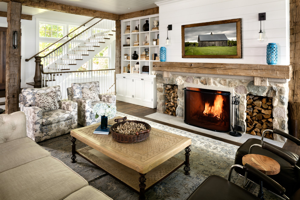 Inspiration for a country family room in Milwaukee.
