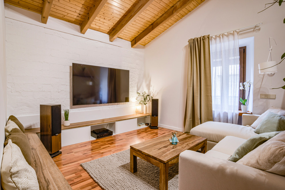 Diseño de sala de estar con rincón musical cerrada bohemia de tamaño medio con paredes blancas, suelo de madera en tonos medios, televisor colgado en la pared, madera, ladrillo y alfombra
