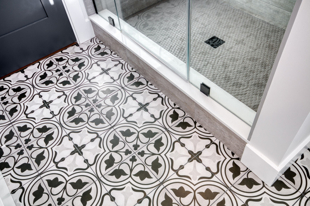 Alcove shower - mid-sized modern 3/4 gray tile and porcelain tile porcelain tile, black floor and single-sink alcove shower idea in Toronto with flat-panel cabinets, medium tone wood cabinets, a one-piece toilet, white walls, an integrated sink, quartz countertops, a hinged shower door, white countertops, a niche and a freestanding vanity