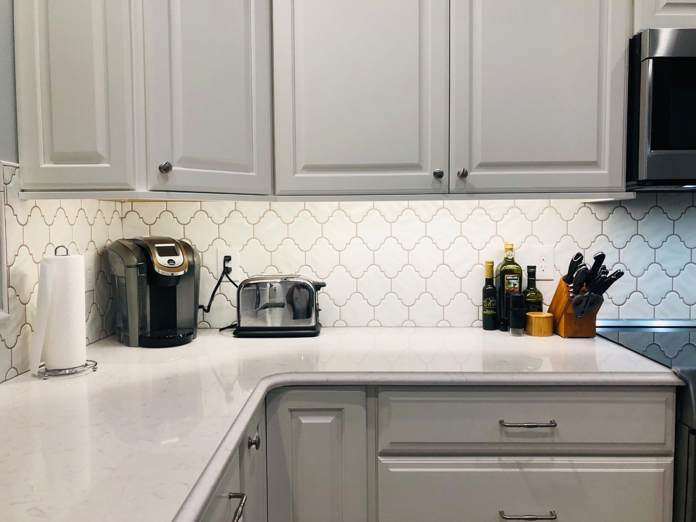 Example of a transitional home design design in Cincinnati