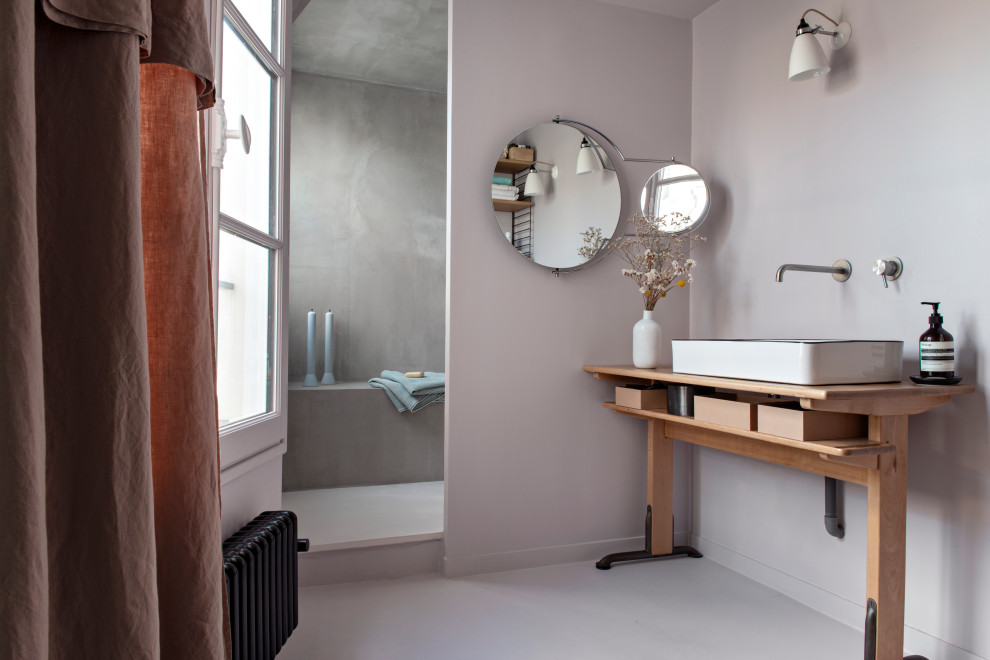 Réalisation d'une salle de bain grise et rose nordique avec une douche à l'italienne, un carrelage gris, un mur rose, parquet peint, une grande vasque, un plan de toilette en bois, un sol rose, aucune cabine, un banc de douche et meuble simple vasque.