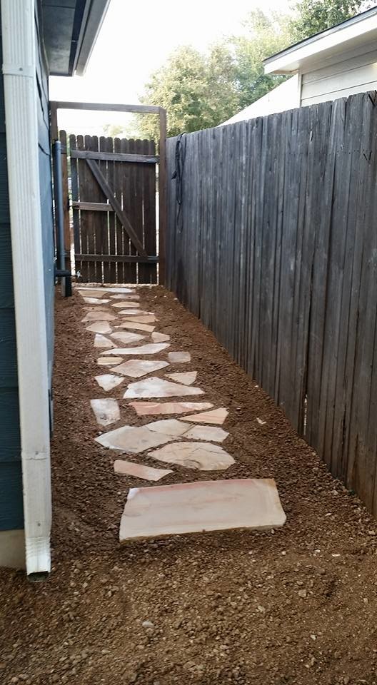 Inspiration for a transitional landscaping in Orange County.