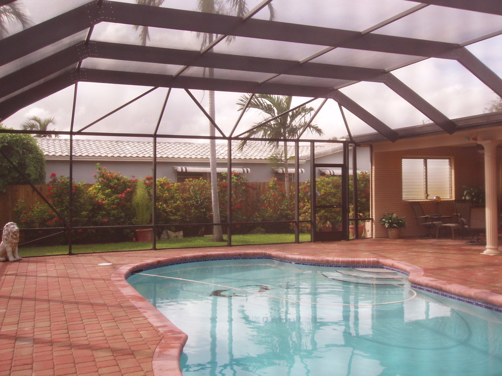 Вольер с навесом из поикарбоната для бассейна и патио