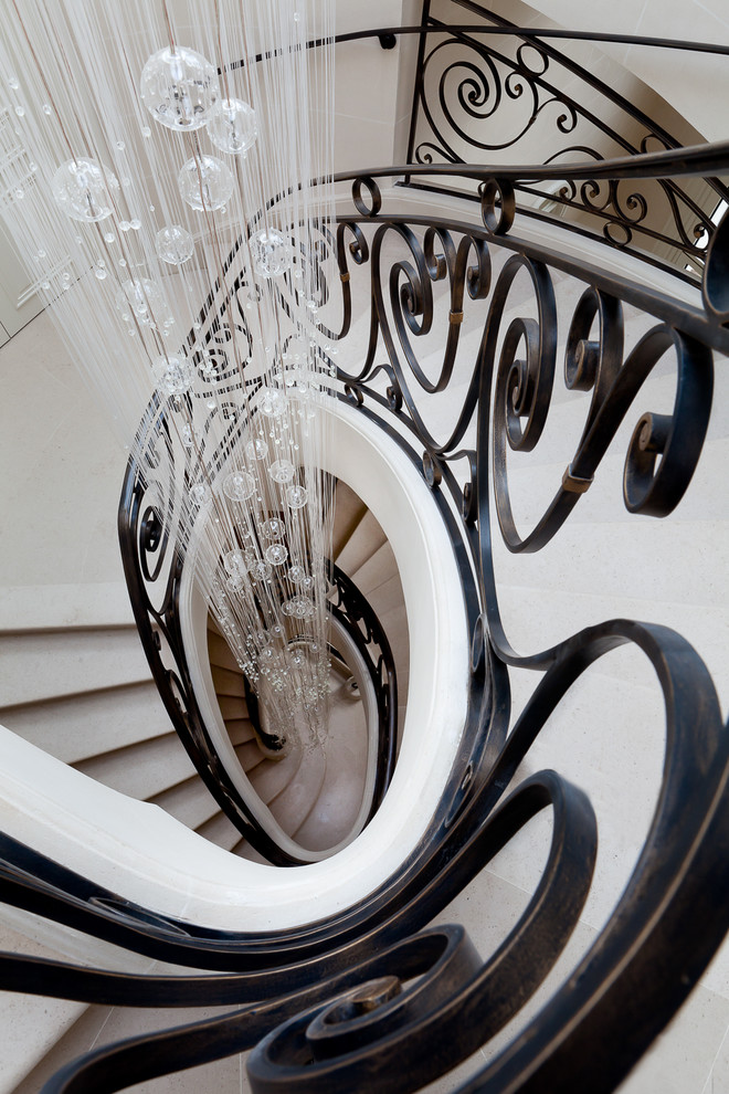 Стильный дизайн: огромная лестница в средиземноморском стиле - последний тренд