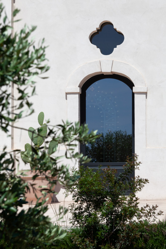Idee per la villa bianca mediterranea a un piano in pietra e intonaco