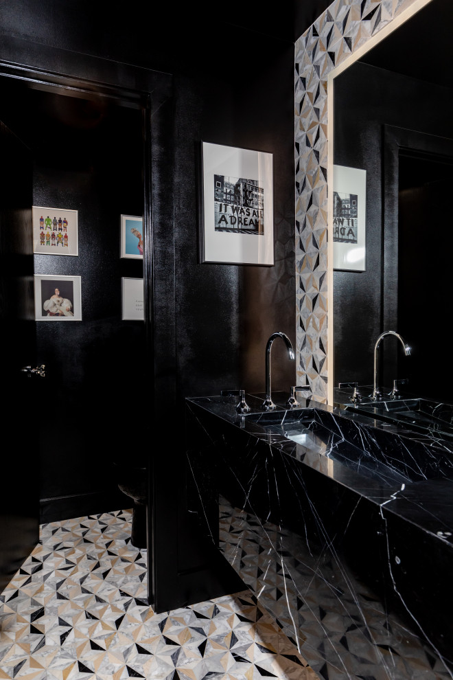 Esempio di un piccolo bagno di servizio minimal con ante nere, bidè, piastrelle nere, piastrelle a mosaico, pareti bianche, pavimento con piastrelle a mosaico, lavabo integrato, top in marmo, top nero e mobile bagno sospeso