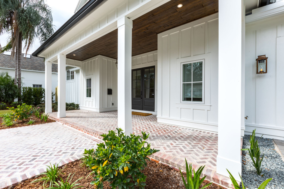 This is an example of a large country front yard verandah in Orlando.