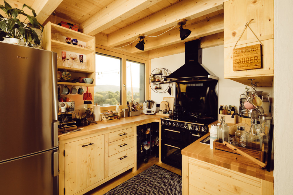 Modelo de cocinas en U rústico de tamaño medio abierto con encimera de madera, suelo de madera clara y machihembrado