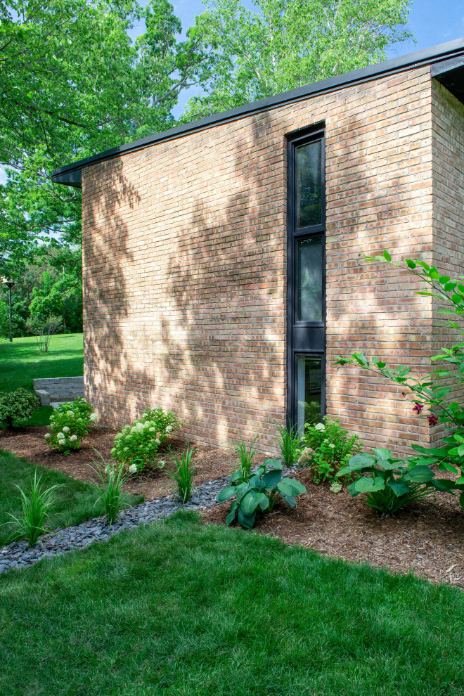 Design ideas for a medium sized midcentury side fully shaded garden for summer in Milwaukee.