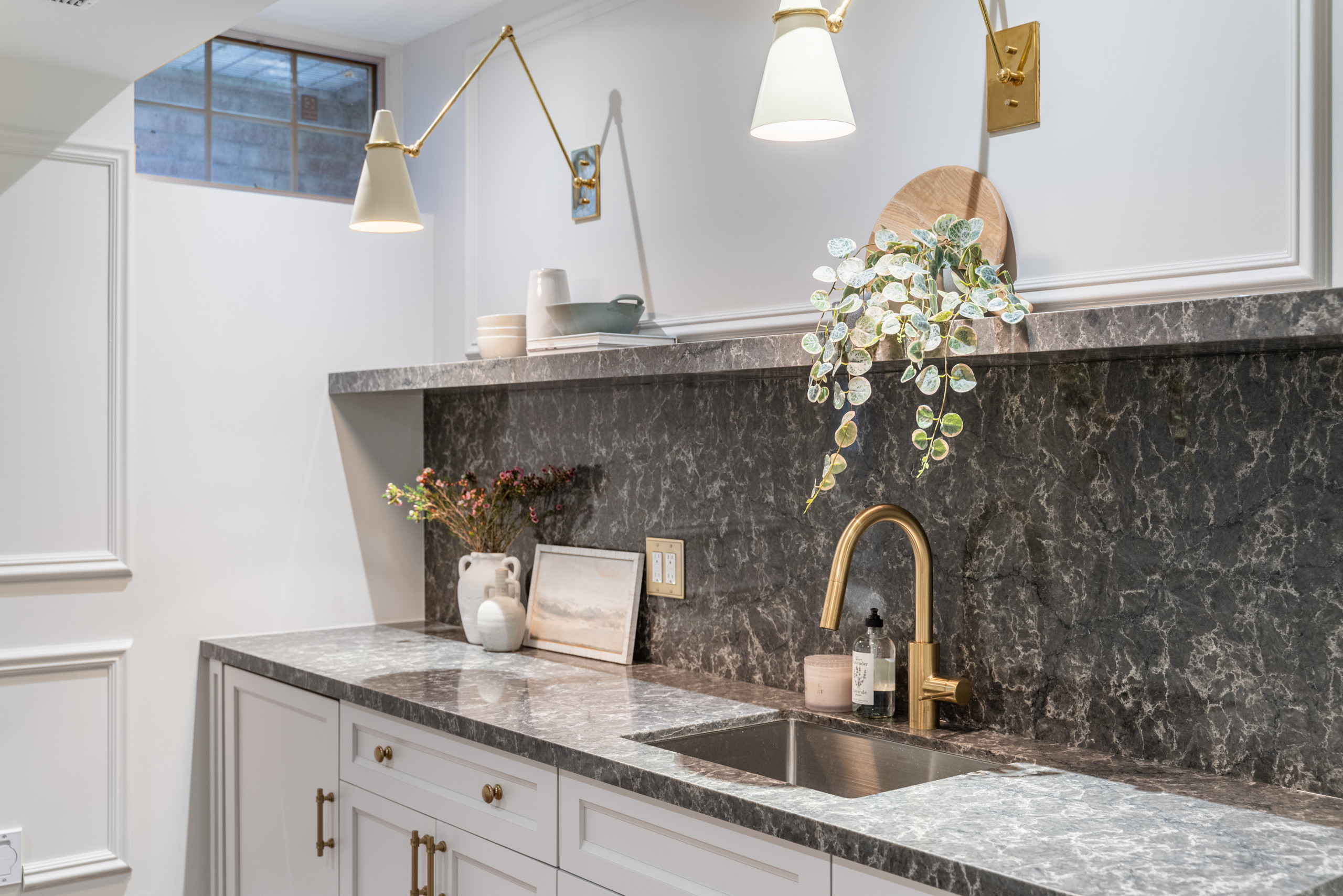 Minimalist home bar photo in Toronto