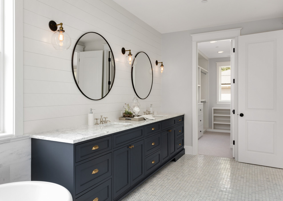 Ejemplo de cuarto de baño principal y doble de estilo de casa de campo con puertas de armario azules, lavabo bajoencimera, encimera de cuarcita y machihembrado