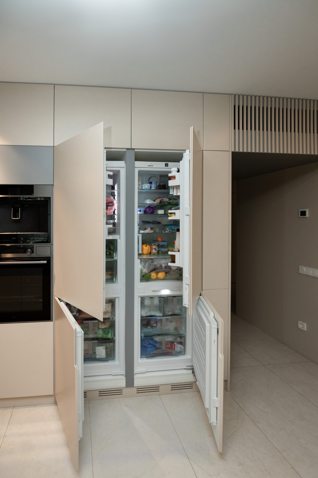 Современная кухня-гостиная с необычной барной стойкой и ТВ-зоной