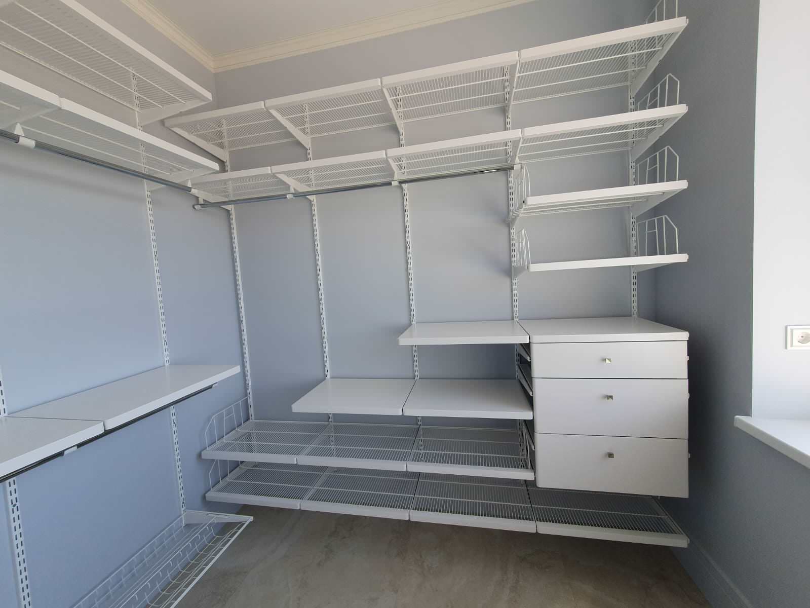 Гардеробная комната с элементами из дерева серии Decor