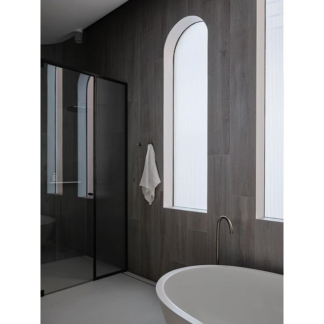 Modernes Badezimmer mit freistehender Badewanne und Falttür-Duschabtrennung in Sydney