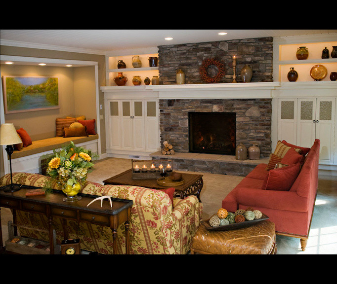Country Wohnzimmer mit Teppichboden, Kamin, Kaminumrandung aus Stein und Multimediawand in Sonstige