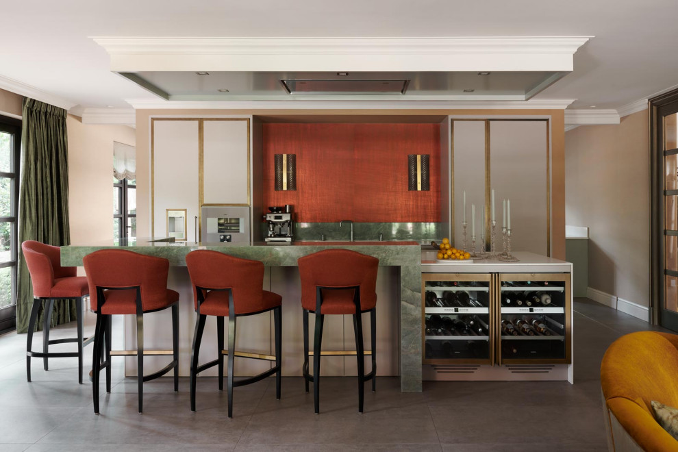 Immagine di una grande cucina contemporanea con lavello sottopiano, ante beige, top in marmo, paraspruzzi arancione, pavimento con piastrelle in ceramica, pavimento grigio e top verde