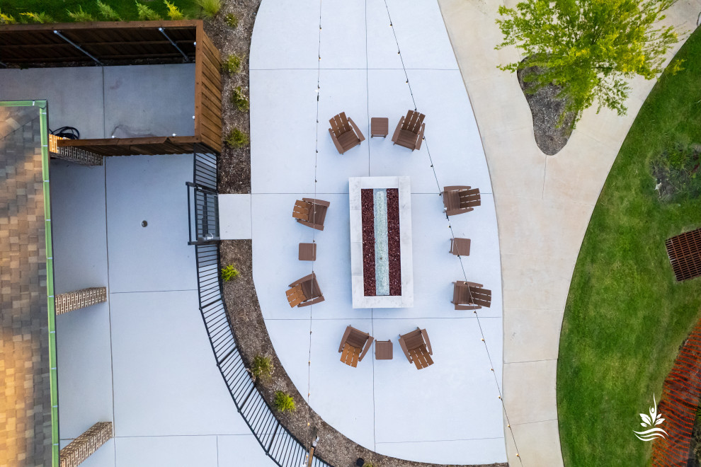 Идея дизайна: огромный естественный ландшафтный бассейн произвольной формы на внутреннем дворе в стиле рустика с покрытием из бетонных плит