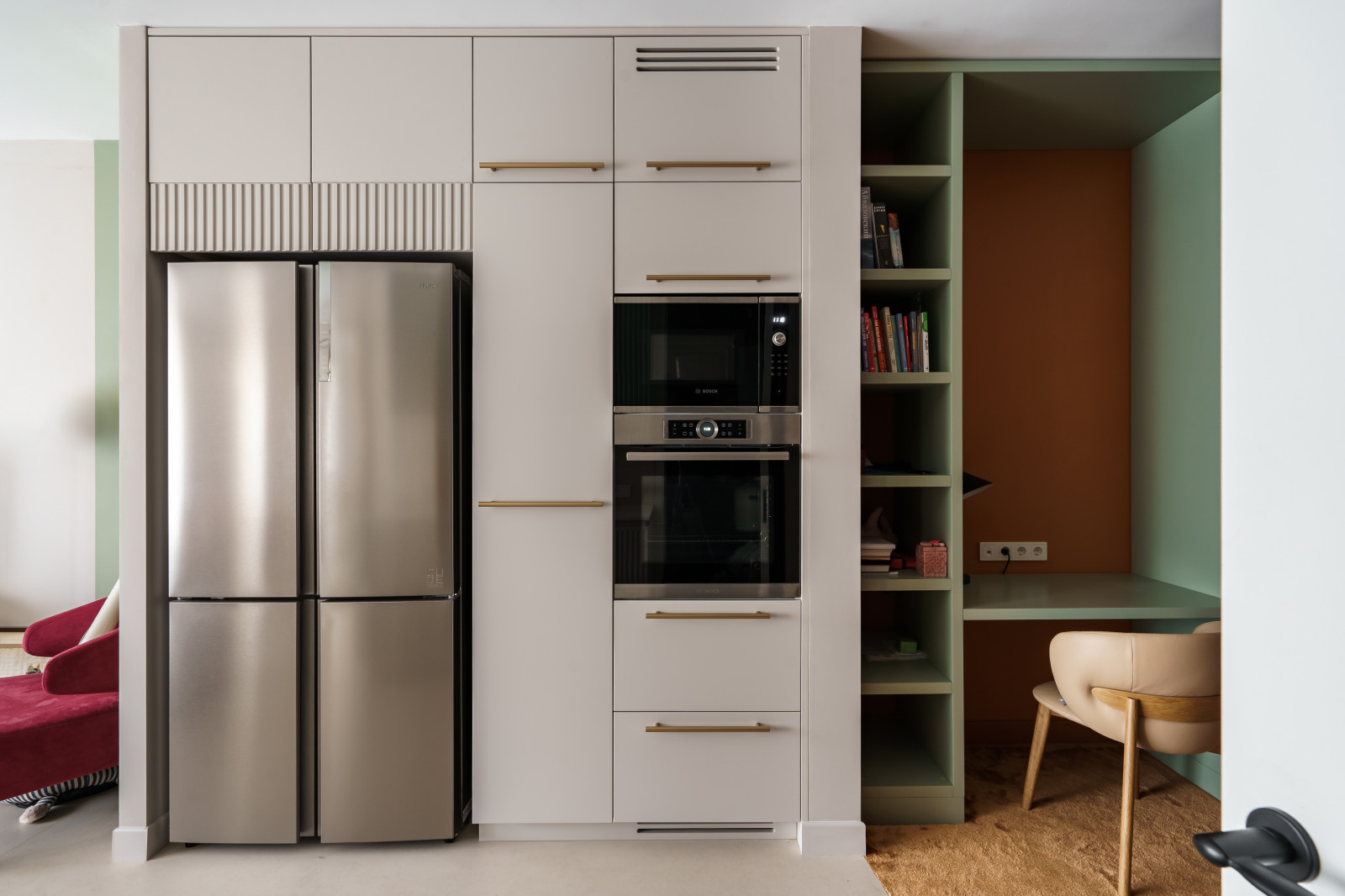 Белая кухня с отдельными пеналами