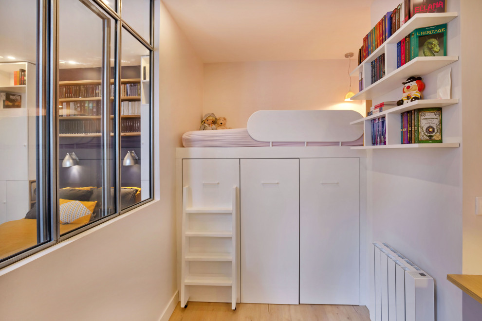Kleines Industrial Kinderzimmer mit Arbeitsecke, rosa Wandfarbe und Tapetenwänden in Paris