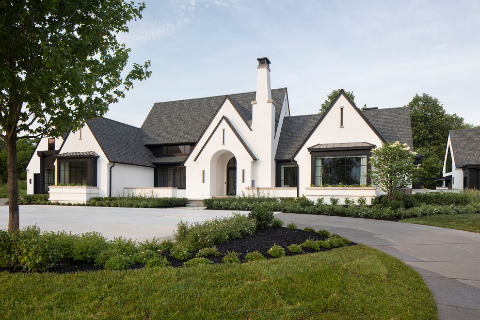 Свежая идея для дизайна: белый, трехэтажный частный загородный дом среднего размера в стиле модернизм с серой крышей - отличное фото интерьера
