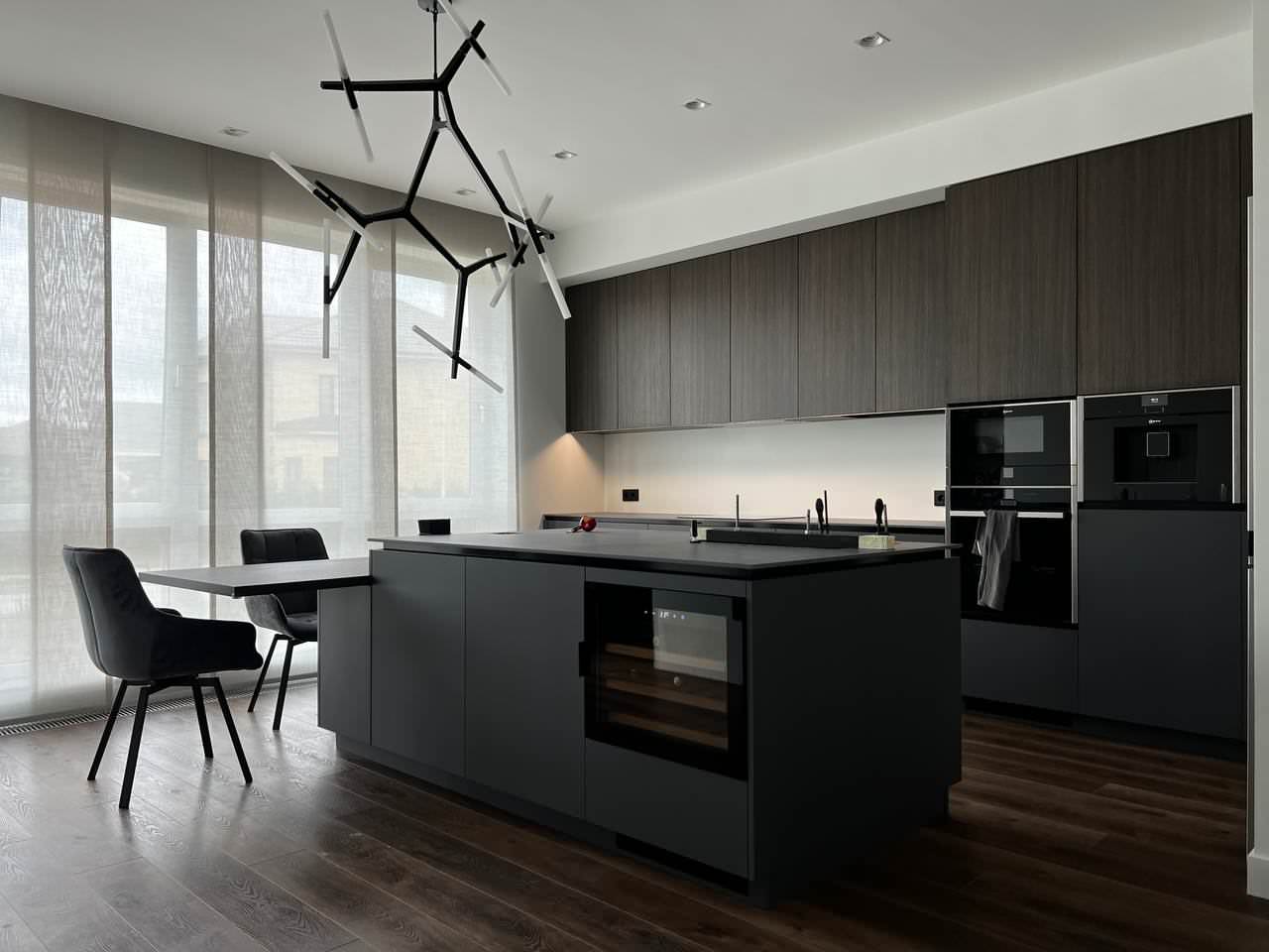 Серая кухня с винным шкафом в острове