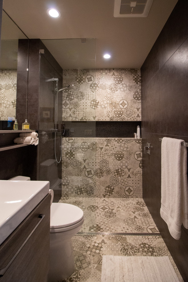 Contemporary Treehouse Guest Bathroom