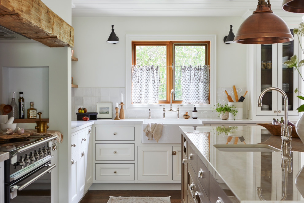 Exempel på ett stort maritimt beige beige kök, med en rustik diskho, skåp i shakerstil, skåp i ljust trä, bänkskiva i koppar, vitt stänkskydd, stänkskydd i keramik, integrerade vitvaror, mellanmörkt trägolv, en köksö och brunt golv