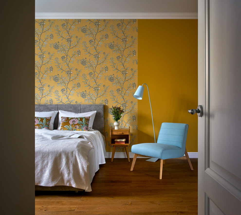 Mittelgroßes Stilmix Hauptschlafzimmer mit gelber Wandfarbe, braunem Holzboden, braunem Boden, freigelegten Dachbalken und Tapetenwänden in Jekaterinburg