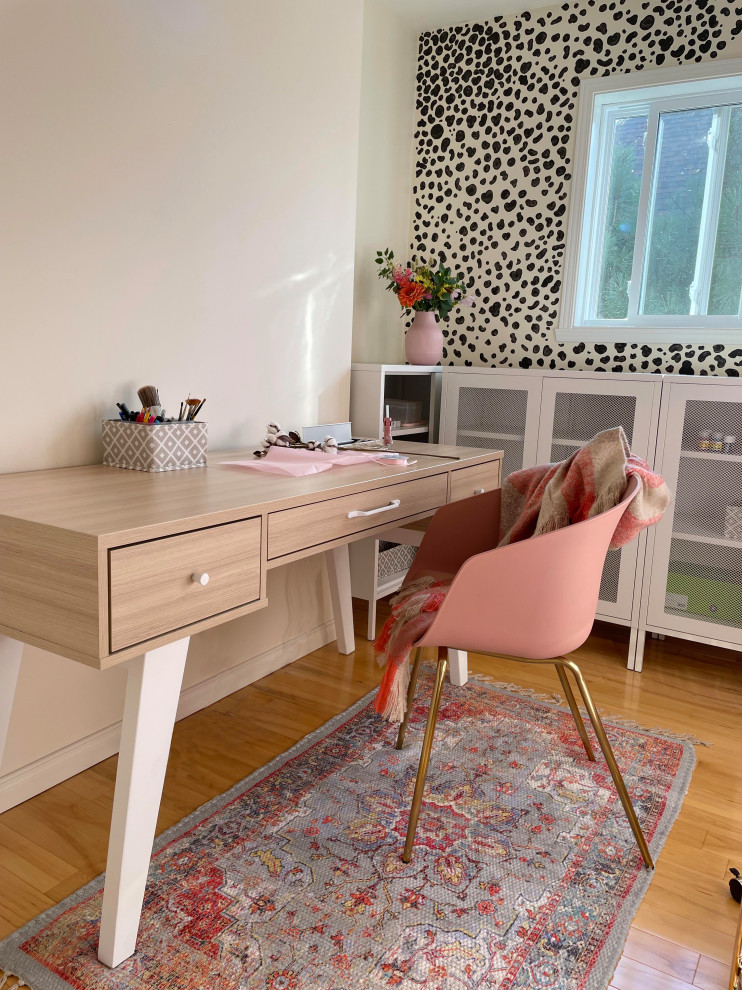 Источник вдохновения для домашнего уюта: маленький кабинет в стиле фьюжн с местом для рукоделия, розовыми стенами и паркетным полом среднего тона для на участке и в саду
