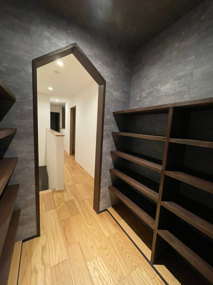 Inspiration pour un bureau nordique de taille moyenne avec un mur gris, un sol en bois brun, un bureau intégré, un sol marron, un plafond en papier peint et du papier peint.