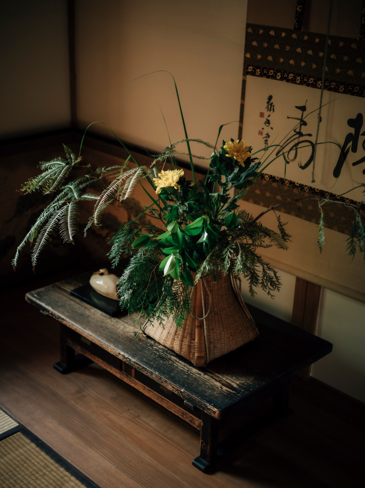 京都にあるアジアンスタイルのおしゃれなリビング (ベージュの壁、竹フローリング、暖炉なし、テレビなし、黄色い床、板張り天井、板張り壁) の写真