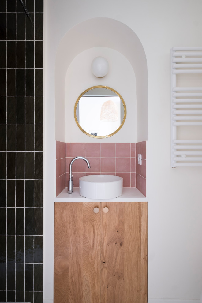 Design ideas for a scandinavian bathroom in Paris.