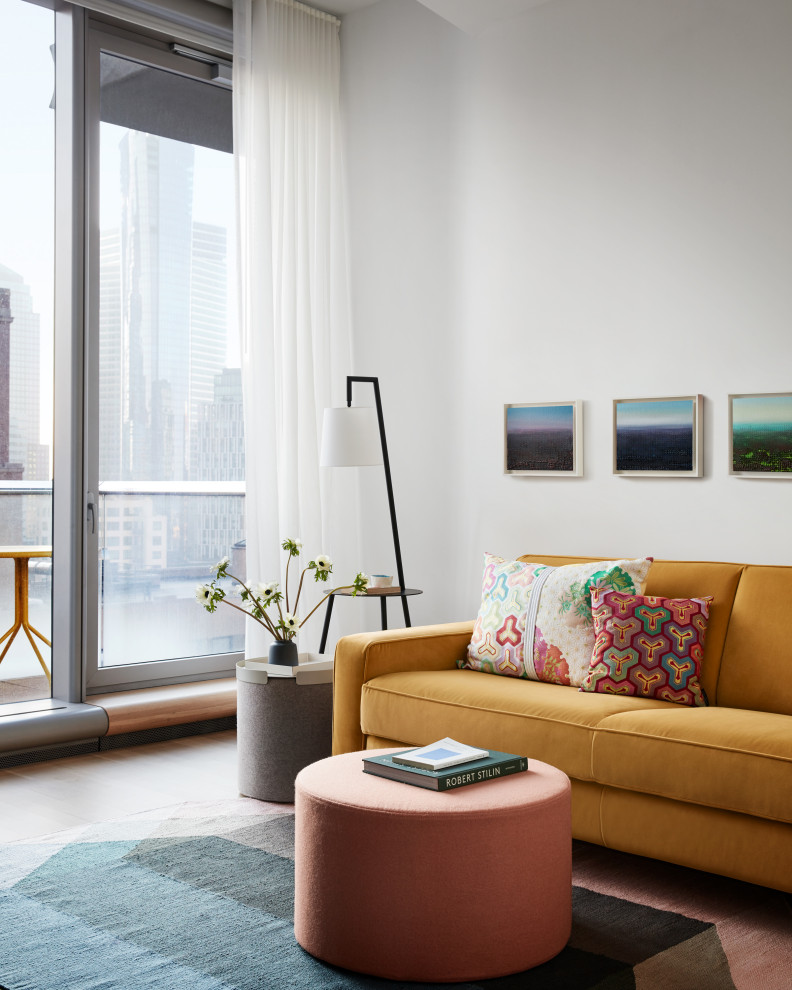 Idée de décoration pour un salon design avec un mur blanc, un sol en bois brun et un sol marron.